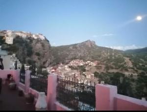 穆萊伊德里斯的住宿－Riad lala zakia，享有带房屋的山丘和山脉的景致。