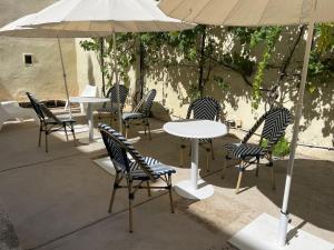 リスボンにあるPortas do Céu Apartmentsの傘付きのテーブルと椅子