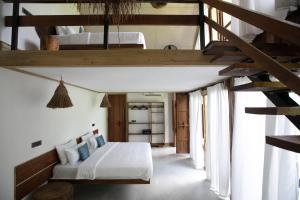 Satya Boutique Resort & Spa في جزيرة هافلوك: غرفة نوم بسريرين في غرفة