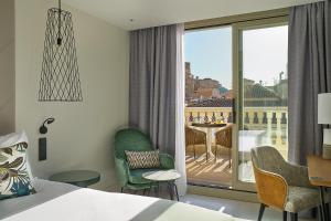 Habitación de hotel con cama y vistas a un balcón en Vincci Larios Diez en Málaga