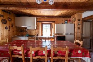 kuchnia i jadalnia ze stołem i lodówką w obiekcie Residenza Le Fontane w mieście Ceppo Morelli