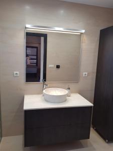 baño con lavabo y espejo grande en Holiday home HDA Golf Resort - HK 0011 B - Villa con picina privada, en Fuente Alamo