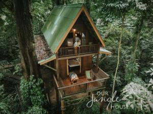una casa en el árbol en medio del bosque en Our Jungle House en Khao Sok