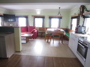 Kuchyňa alebo kuchynka v ubytovaní Ferienhaus Wuttijockl + 13 fotografií