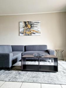ein Wohnzimmer mit einem Sofa und einem Couchtisch in der Unterkunft Island Club by Smart City Stays in Kapstadt