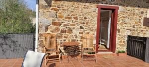 Patio lub wspólna przestrzeń na świeżym powietrzu w obiekcie Alojamiento rural, jardín, a 25 minutos de Bilbao, parking gratuito