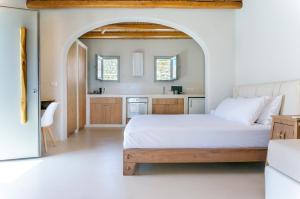 Кровать или кровати в номере Mystic Villas Koufonisi