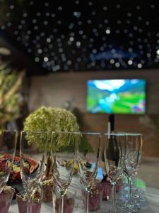 Televízia a/alebo spoločenská miestnosť v ubytovaní Seven Hotel Bytom - Katowice