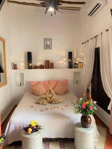 Un dormitorio con una cama grande con flores. en Dar Soukaina, en Marrakech