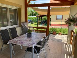 Photo de la galerie de l'établissement Balati Vendégház, à Balatonmáriafürdő