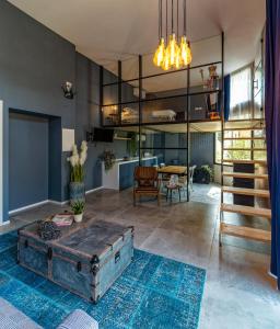 an open living room with a wooden trunk on the floor at 147MqSuite in Santarcangelo di Romagna