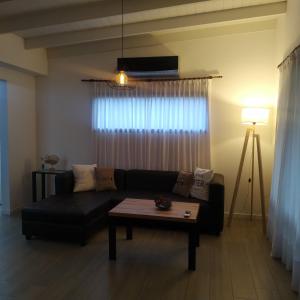 sala de estar con sofá y mesa en Casa de Playa en el Bosque en Mar del Plata