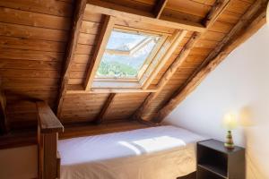 a bed in a room with a window at Résidence Sunêlia Les Logis d'Orres in Les Orres +67 photos