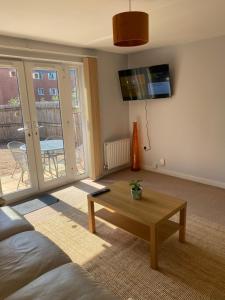 Zona d'estar a Coventry City Centre townhouse with private parking