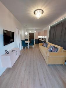 ein Wohnzimmer mit einem Sofa und einem Tisch in der Unterkunft Apartament In the Jungle Karpatia Resort in Karpacz
