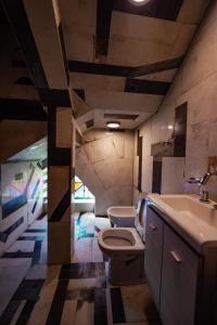 卡洛斯帕斯的住宿－Terra Firma Hotel Boutique，浴室配有盥洗盆、卫生间和盥洗盆。