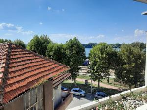 Vue aride d'un immeuble avec des voitures garées sur un parking dans l'établissement Biser Dunava -- Pearl of Danube Apartment, à Smederevo