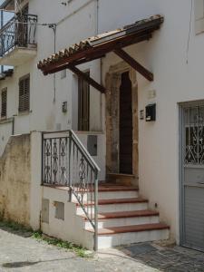 uma entrada para um edifício com um portão e escadas em Alloggio del Vicolo - Le Vecchie Vasche em Coppito