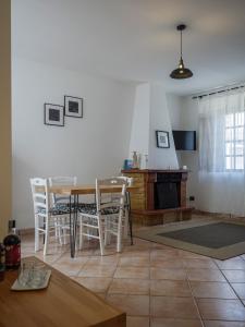 uma sala de jantar com uma mesa e cadeiras num quarto em Alloggio del Vicolo - Le Vecchie Vasche em Coppito