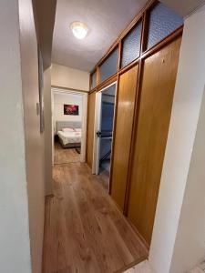 un couloir avec une chambre avec un lit et une porte dans l'établissement Green Garden View Apartment Near Zorlu Center, à Istanbul