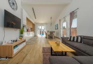 Televízia a/alebo spoločenská miestnosť v ubytovaní Holiday Home LUX ****