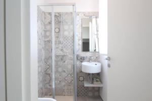 bagno con doccia e lavandino di Spagnoi Rooms a Castelnuovo del Garda