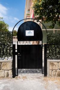 um portão preto com um sinal nele em Home 42 B&B em Terracina