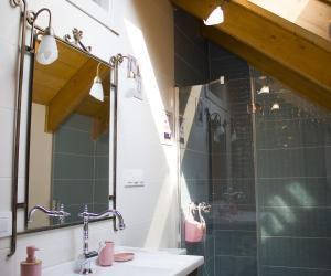 a bathroom with a sink and a shower with a mirror at Vente a Babia in Torrebarrio