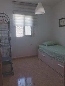 Un dormitorio con una cama y una escalera. en Apartamentos MásBambú, en Málaga