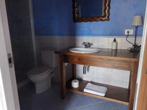 y baño con lavabo y aseo. en Apartamento Láncara en Lugo