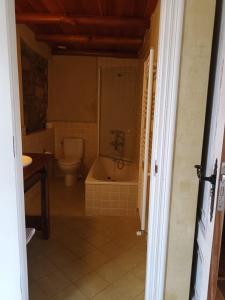 Apartamento Láncara في لوغو: حمام مع حوض ومرحاض ومغسلة