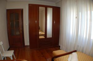 Apartamentos La Luz de Reinosa 2 في رينوسا: غرفة معيشة مع أريكة ومرآة