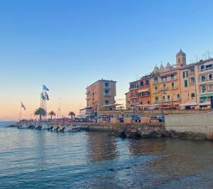 un gruppo di edifici vicino a uno specchio d'acqua di The Apartment a Porto Santo Stefano