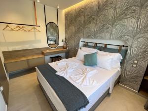 1 Schlafzimmer mit einem großen Bett und einem Badezimmer in der Unterkunft Aelia Apartments in Makry Gialos