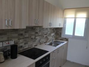Кухня или мини-кухня в Suluca Homes
