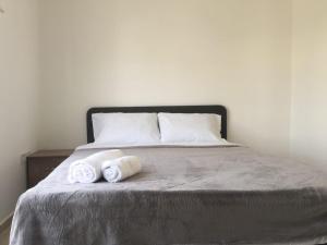 Кровать или кровати в номере Suluca Homes