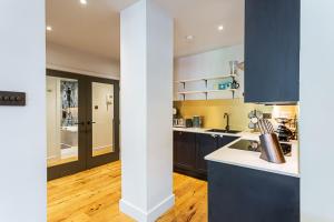 Køkken eller tekøkken på Stunning Modern Apartment in the Heart of Holborn
