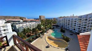 una vista aérea de un complejo con piscina en Blue Cristianos by W Tenerife, en Los Cristianos