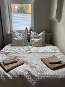 a bed with two towels on it with a window at Gemütliche Ferienwohnung mit gratis Netflix in Glauchau