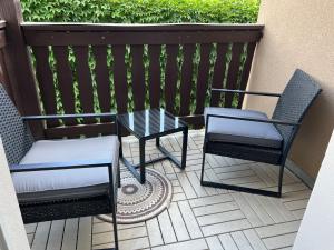 2 Stühle und ein Tisch auf der Terrasse in der Unterkunft Gemütliche Ferienwohnung mit gratis Netflix in Glauchau