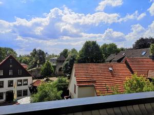 Aussicht vom Dach eines Hauses in der Unterkunft Hotel Goldflair am Rathaus in Korbach