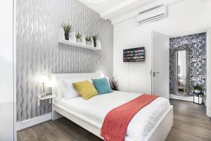 een kleine slaapkamer met een wit bed en een muur bij Two Bedroom Apartment in Central London with Large Terrace in Londen