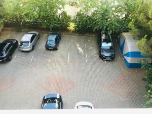eine Gruppe von Autos, die auf einem Parkplatz geparkt sind in der Unterkunft İstanbul Kadıköy Şenesenevlerde Nezih Metroya Beş Dakika in Istanbul