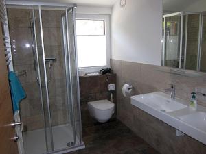 レオガングにあるFerienhaus Friedleのバスルーム(シャワー、洗面台、トイレ付)