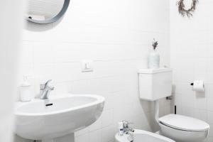 uma casa de banho com um lavatório, um WC e um espelho. em "Villa Alba" stay with the Somms em Alba
