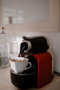 uma cafeteira está a fazer uma chávena de café em "Villa Alba" stay with the Somms em Alba