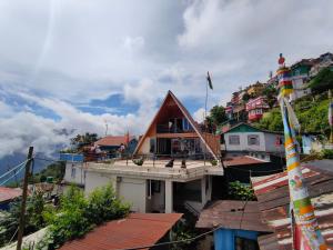 une maison au sommet d'une colline avec des maisons dans l'établissement Gurung homestay, à Darjeeling