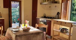 Kép Beautiful 2-Bed House in Longoio Bagni Di Lucca szállásáról Longoióban a galériában