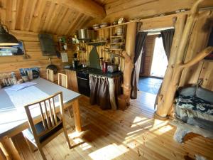 a kitchen and dining room in a log cabin at Bardu Huskylodge in Bardu