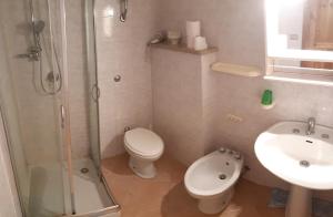 オルビアにあるCasa Mirtoのバスルーム(シャワー、トイレ、シンク付)